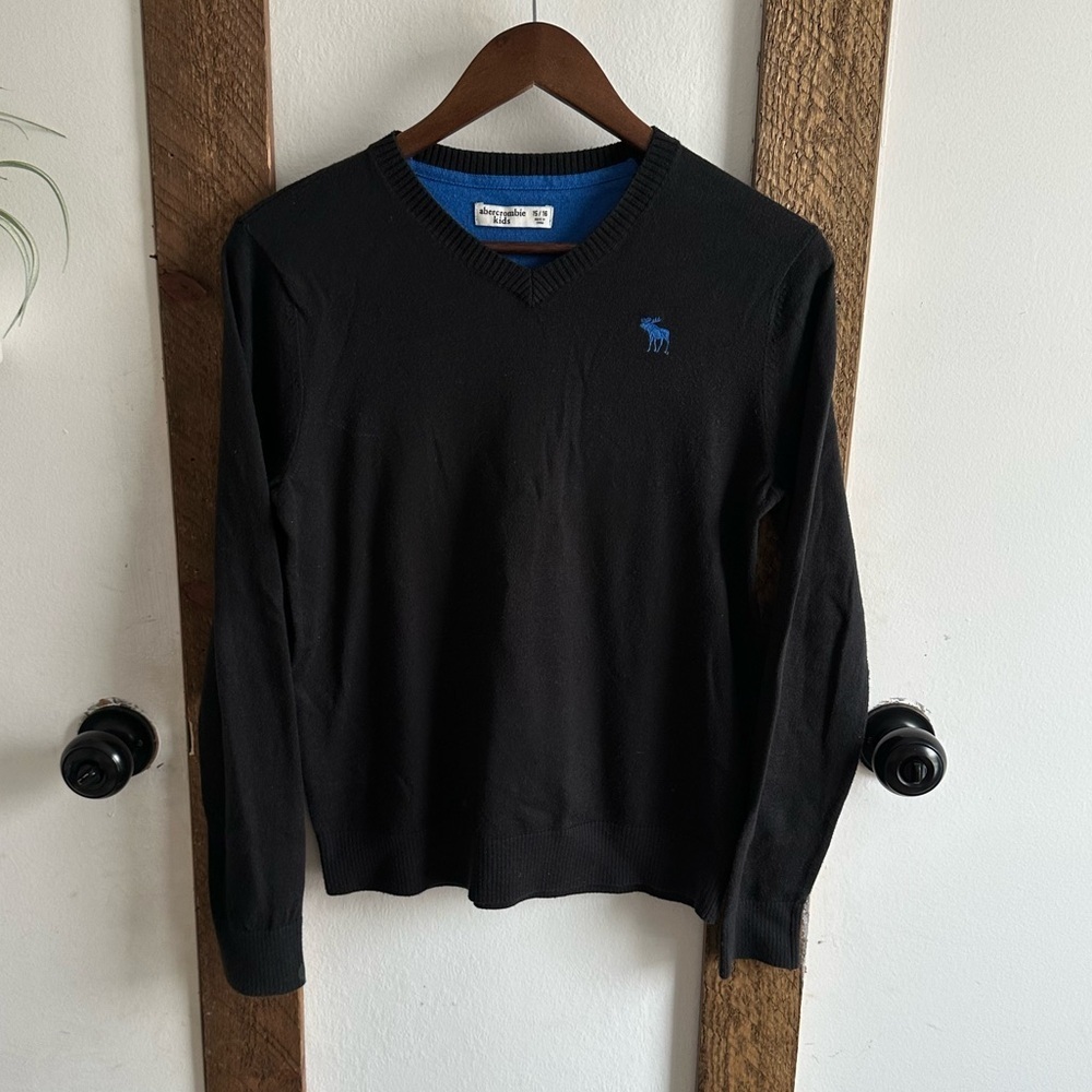 Abercrombie Kids Boys XL V Neck Sweater Black Blue Moose Logo  Front vguc